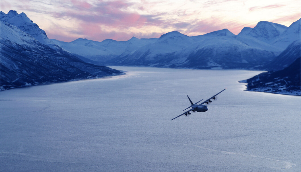 Et norsk Hercules C-130J over en fjord i Nordland under vintervelsen Cold Response 10 Et norsk Hercules C-130J over en fjord i Nordland under vintervelsen Cold Response 10