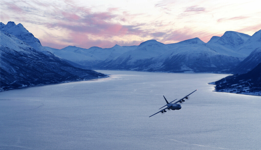 FLYS HJEM: Nå vil også soldater som skal ta permisjon bly fløyet hjem med Hercules. På bildet ser man et norsk Hercules C-130J over en fjord i Nordland.