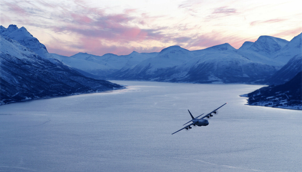 Lavtflyging i formasjon om natten. Det høres risikabelt ut, skriver tidligere flyger i Luftforsvaet Morten Åsli . Her ser vi norsk Hercules C-130J over en fjord i Nordland.