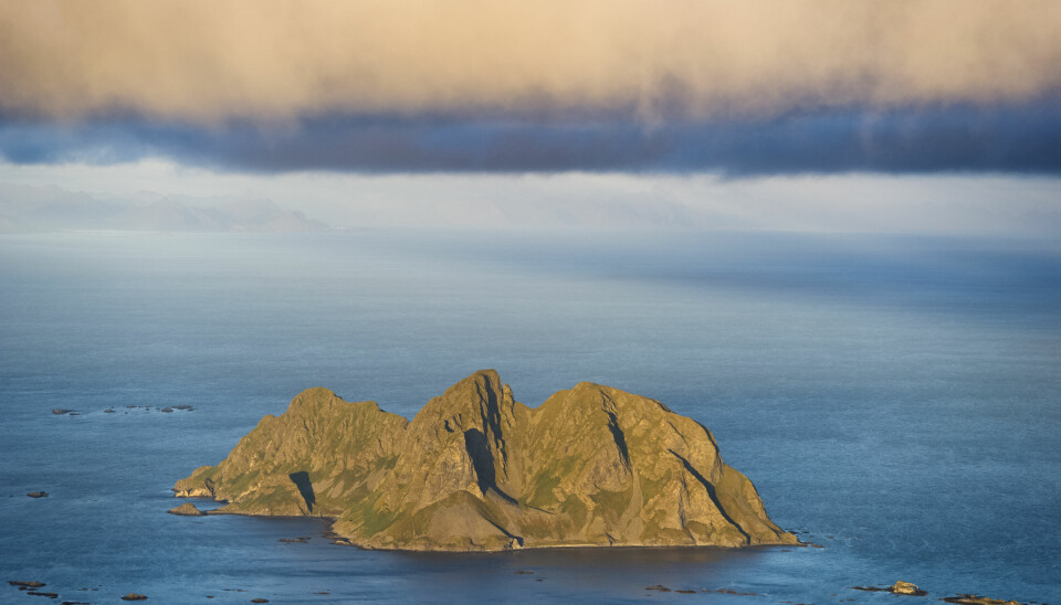 Mosken er ei ubebodd øy i Værøy kommune. Hercules-flyet klarte så vidt å komme seg over den nordlige fjelltoppen på øya (til venstre på bildet).