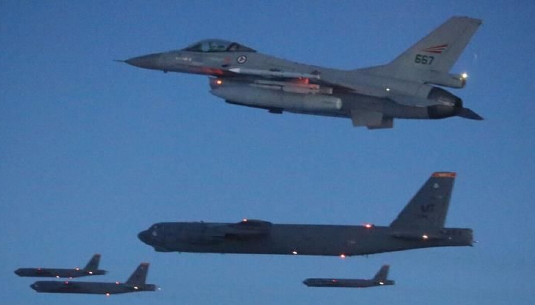 B-52 bombefly sammen med et norsk F-16. B-52 bombefly sammen med et norsk F-16.