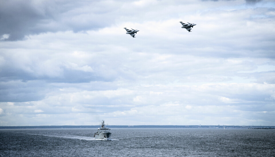 REAGERTE: Et bilde lagt ut av det svenske forsvaret tirsdag viser svenske jagerfly og marinefartøy i Østersjøen. Foto: Antonia Sehlstedt / AP / NTB scanpix