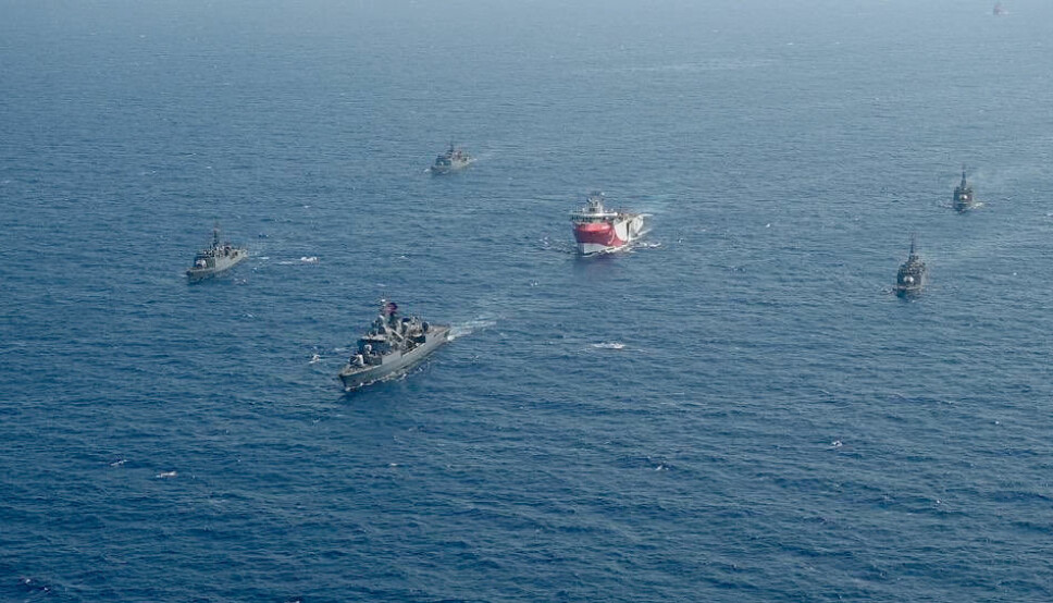 OMSTRIDT LETING: Det tyrkiske fartøyet Oruc Reis (i midten) omringet av tyrkiske marinefartøyer, fotografert vest for Antalya 10. august i år.