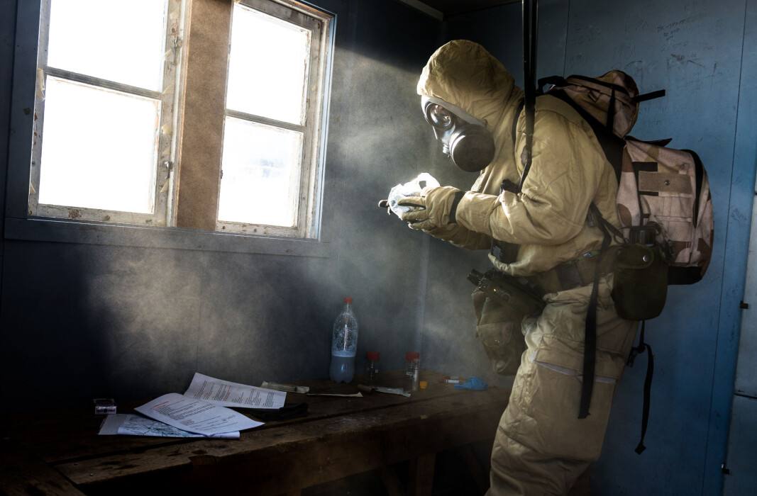 CBRN: Soldat fra Ingeniørbataljonens CBRN-kompani under øvelse Cold Response 2014. CBRN: Soldat fra Ingeniørbataljonens CBRN-kompani under øvelse Cold Response 2014.