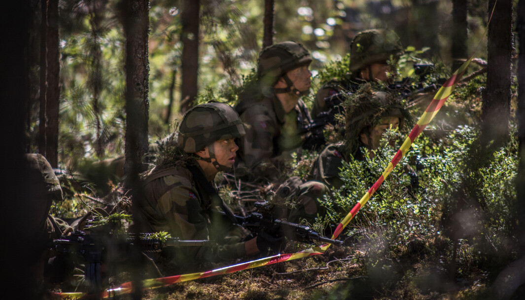 Rekrutter fra Hans Majestet Kongens Gardes 6. gardekompani har utdanning i skogen. Rekrutter fra Hans Majestet Kongens Gardes 6. gardekompani har utdanning i skogen.
