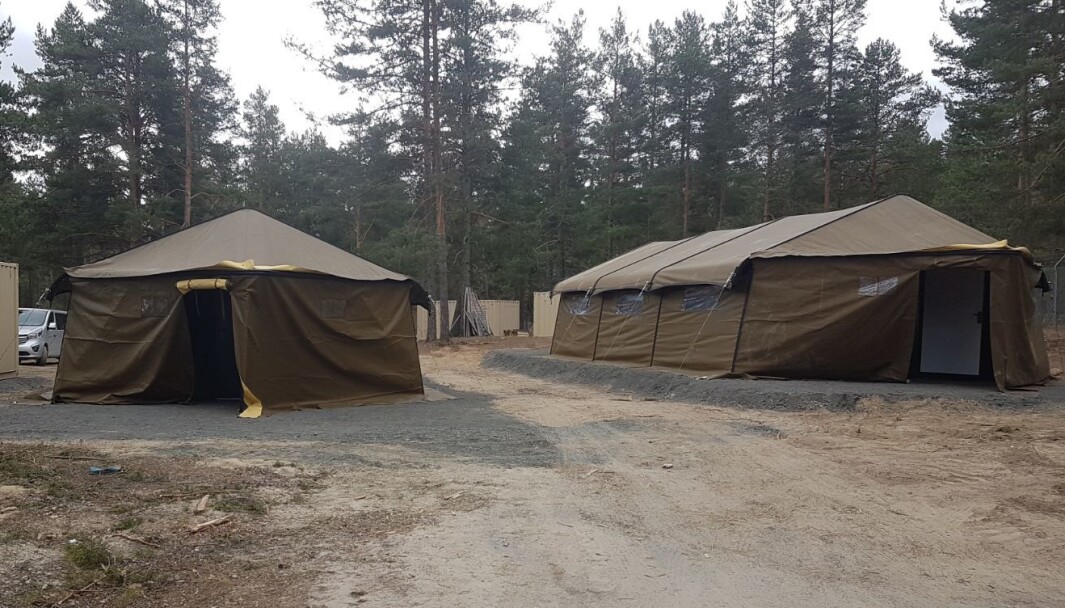 39 personer fra fastmannskapet i 6. Gardekompani bor i telt i Terningmoen leir. 39 personer fra fastmannskapet i 6. Gardekompani bor i telt i Terningmoen leir.