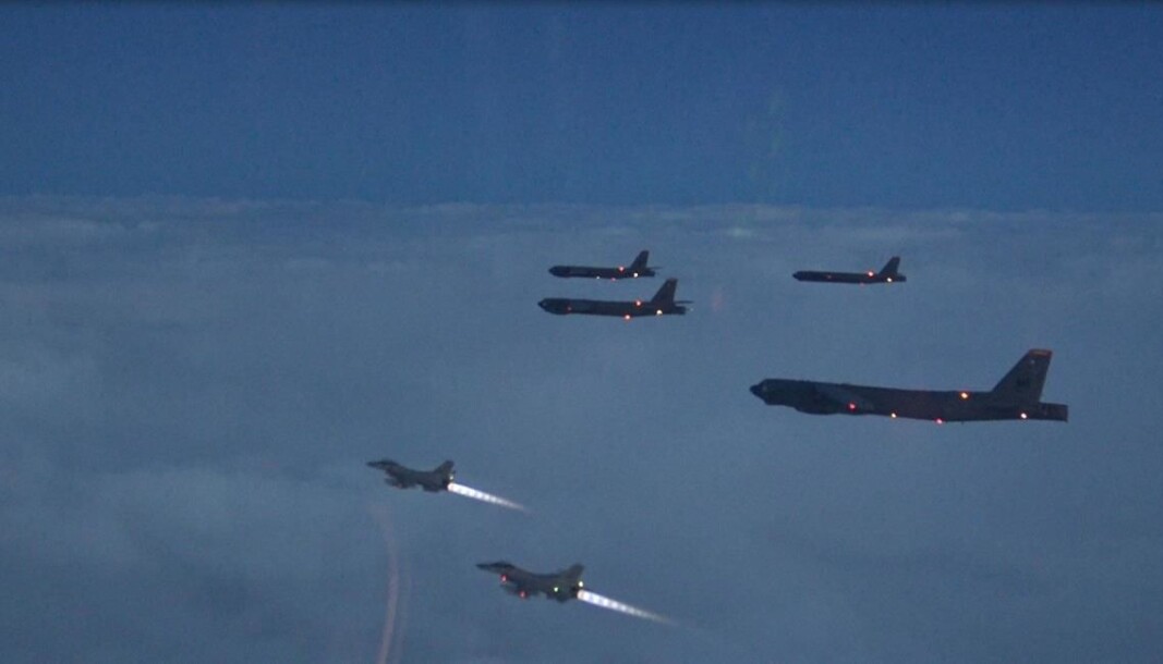 SAMTRENING: Som en del av en større amerikansk trening i Europa trener amerikanske bombefly sammen med norske jagerfly. Både norske F-16 og F-35 deltar. SAMTRENING: Som en del av en større amerikansk trening i Europa trener amerikanske bombefly sammen med norske jagerfly. Både norske F-16 og F-35 deltar.