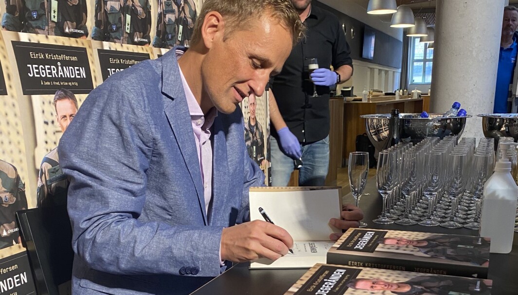 Eirik Kristoffersen signerer bøker under lanseringen på Gyldendalhuset. Eirik Kristoffersen signerer bøker under lanseringen på Gyldendalhuset.