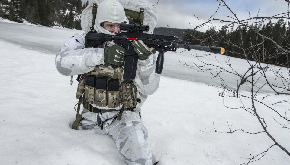 Systemet kan integreres på ulike typer våpen, her med HK416 som brukes av Forsvaret.