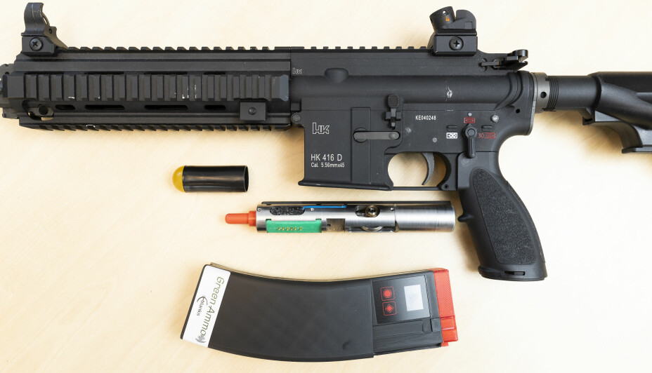 Et elektronisk sluttstykke, magasin og munningsflamme-simulator monteres på våpenet.