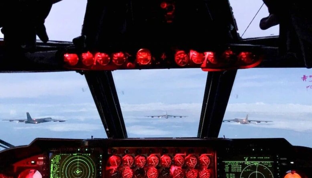 MAKTDEMONSTRASJON: - Vi opererer B-52-ene i formasjoner på to og tre fartøyer hele tiden, men å fly seks B-52, 500 fot mellom vingene, på samme høyde, mens vi flyr med våre norske allierte, er det beste jeg noensinne har gjort, sa kaptein Andrew Dang i 23. bombeskvadron etter en øvelse tidligere denne uka. MAKTDEMONSTRASJON: - Vi opererer B-52-ene i formasjoner på to og tre fartøyer hele tiden, men å fly seks B-52, 500 fot mellom vingene, på samme høyde, mens vi flyr med våre norske allierte, er det beste jeg noensinne har gjort, sa kaptein Andrew Dang i 23. bombeskvadron etter en øvelse tidligere denne uka.