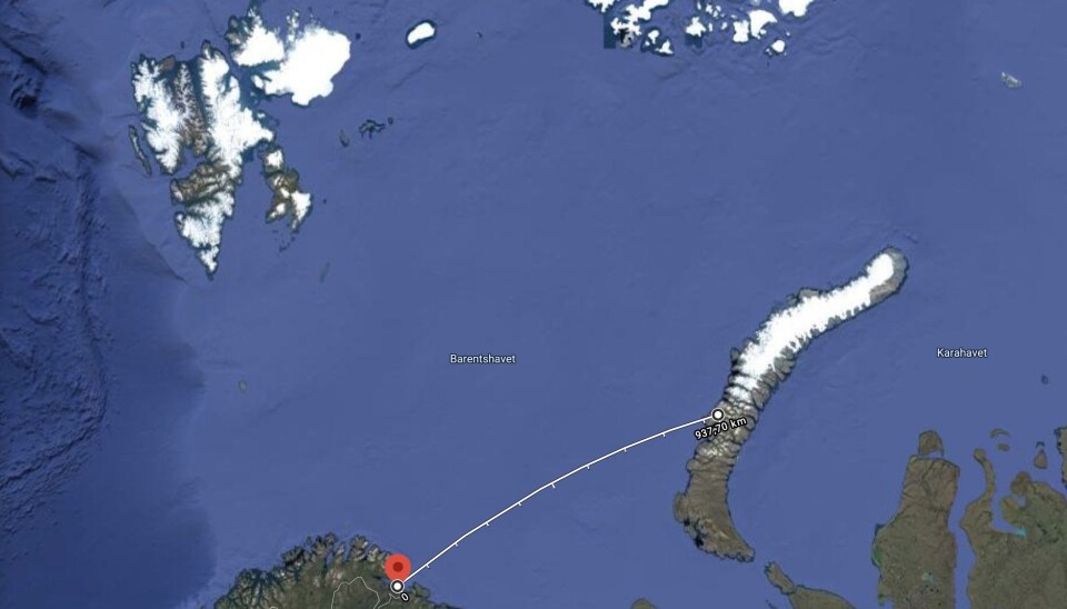 SÅ LYSGLIMTET: Det er mer enn 900 kilometer i luftlinje mellom Jarfjordfjellet ved Kirkenes til Matotsjkinstredet på Novaja Zemlja.