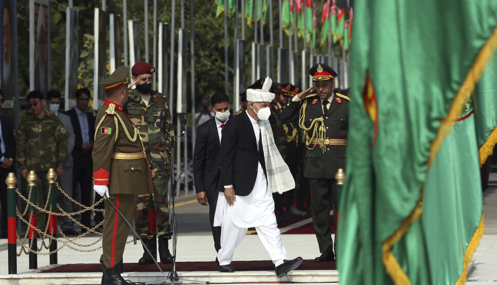 UROLIG FEIRING: Afghanistans president Ashraf Ghani har utnevnt et råd som skal fremme forsoning i det afghanske samfunnet. Her fotografert i forbindelse med nasjonaldasgmarkeringen i Kabul tidligere denne måneden. Da slo flere granater ned i byen. Foto: Rahmat Gul / AP / NTB scanpix
