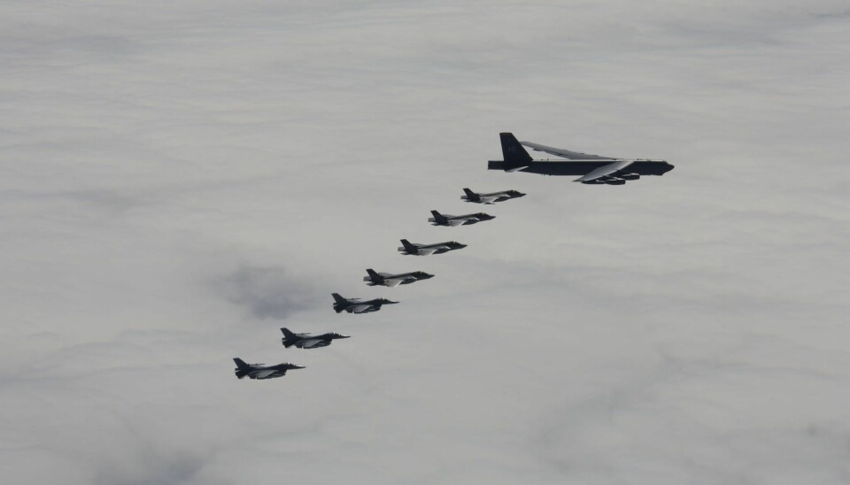 SAMTRENING: Norske kampfly fortsetter å trene sammen med amerikanske bombefly. Fredag trente amerikanske B-52 over alle 30 NATO-land, deriblant over Norge sammen med fire norske F-35.