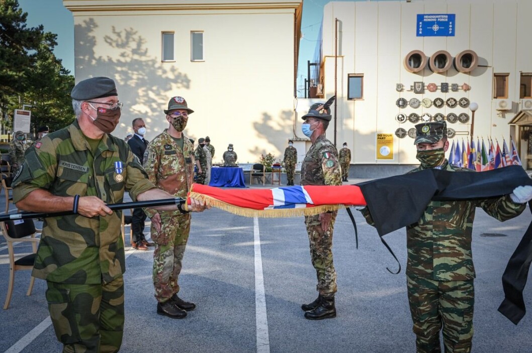 Det norske flaget pakkes ned under en seremoni i Kosovo. Det norske flaget pakkes ned under en seremoni i Kosovo.