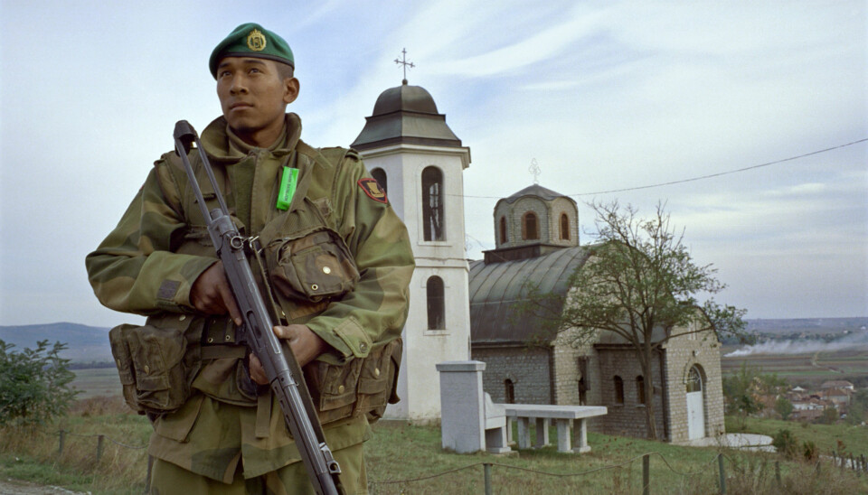 En soldat fra Telemark bataljon holder vakt ved en serbisk kirke i Kosovo.