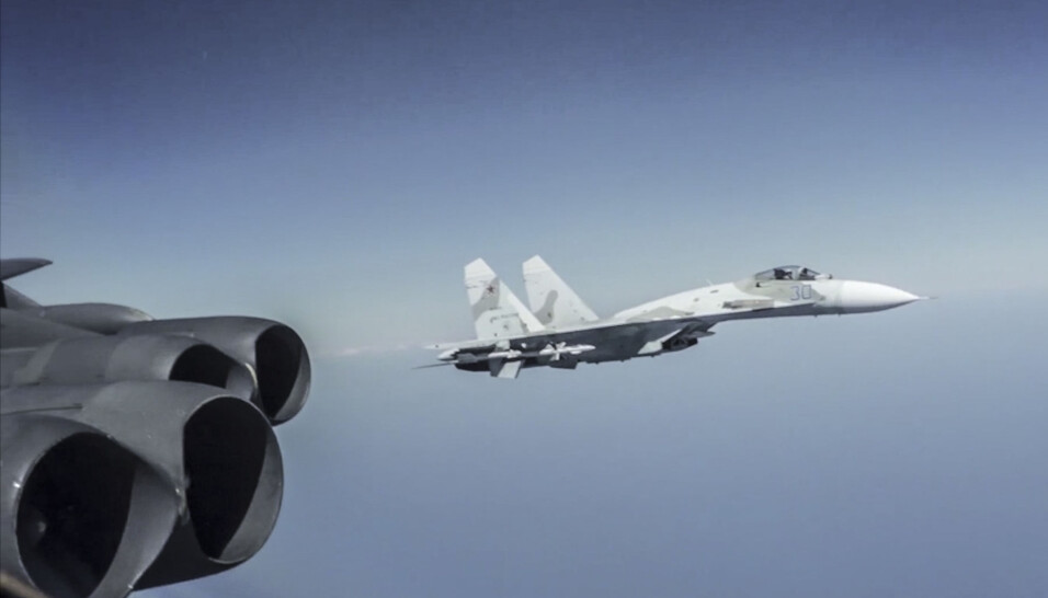 Videoen viser to russiske fly som avskjærer de amerikanske B-52 bombeflyene.