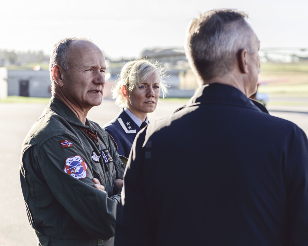 Skvadronsjef Svein Tore Pettersen mener SAR Queen vil bety et stort løft for beredskapen. Her står han sammen med forsvarsminister Frank Bakke-Jensen. Skvadronsjef Svein Tore Pettersen mener SAR Queen vil bety et stort løft for beredskapen. Her står han sammen med forsvarsminister Frank Bakke-Jensen.