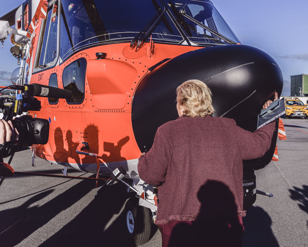 Statsminister Erna Solberg ga det ene helikopteret en god klem under presseseansen. Statsminister Erna Solberg ga det ene helikopteret en god klem under presseseansen.