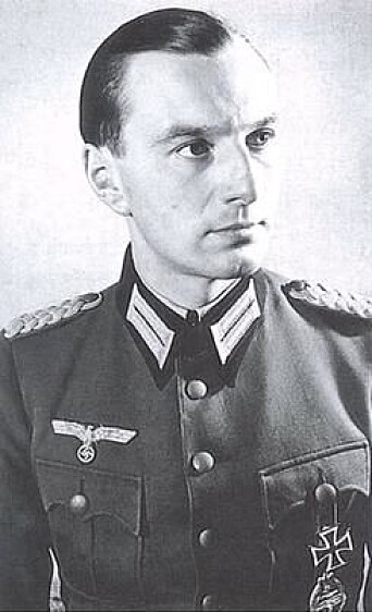 ADJUTANT: Baron Bernd Freytag von Loringhoven var å finne ved Hitlers side den siste måneden den tyske føreren levde. ADJUTANT: Baron Bernd Freytag von Loringhoven var å finne ved Hitlers side den siste måneden den tyske føreren levde.