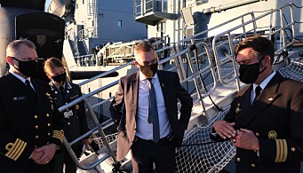 Kommandanten på U36 Rudolph Lenthe (t.h) og forsvarsminister Frank Bakke Jensen (i midten). Kommandanten på U36 Rudolph Lenthe (t.h) og forsvarsminister Frank Bakke Jensen (i midten).