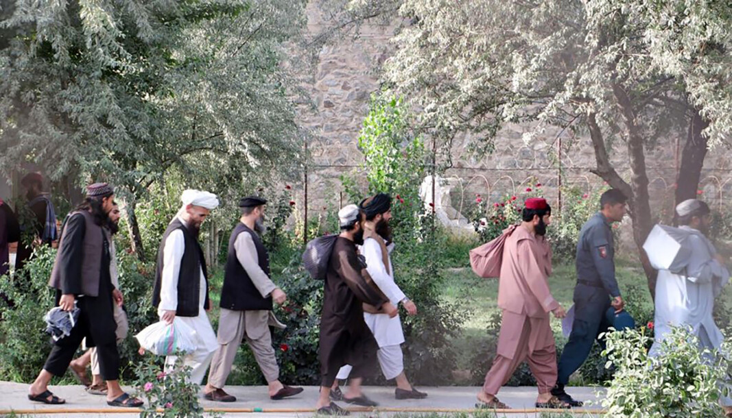 LØSLATES: Taliban-fanger ble 13. august sluppet løs fra Pul-e-Charkhi-fengselet i Kabul i Afghanistan. Fangeutleveringen er del av fredsforhandlingene mellom afghanske myndigheter og opprørsgruppen Taliban. LØSLATES: Taliban-fanger ble 13. august sluppet løs fra Pul-e-Charkhi-fengselet i Kabul i Afghanistan. Fangeutleveringen er del av fredsforhandlingene mellom afghanske myndigheter og opprørsgruppen Taliban.