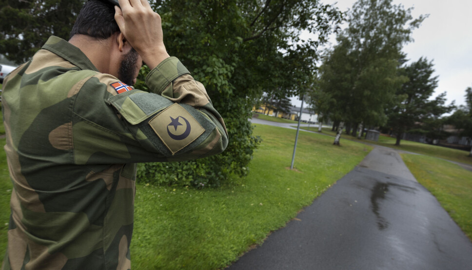 Najeeb Naz har ei stjerne og en halvmåne på armen - rett under det norske flagget.