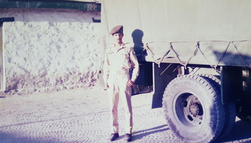 Najeeb Naz i kledd pakistansk luftuniform