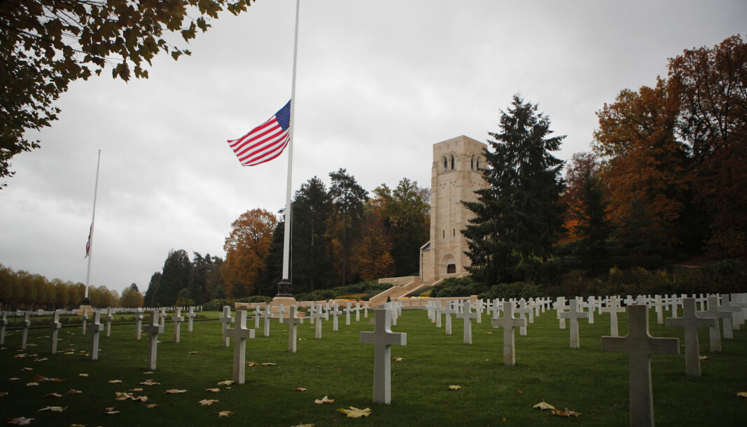 AVLYSTE BESØK: Det amerikanske flagget vaier på halv stang i forbindelse med en seremoni ved krigskirkegården i Aisne-Marne i det østlige Frankrike i 2018. President Donald Trump avlyste besøket hit på grunn av dårlig vær, opplyste Det hvite hus den gang. Mer enn 60 statsoverhoder deltok på minnemarkeringen for slutten på første verdenskrig i 2018. AVLYSTE BESØK: Det amerikanske flagget vaier på halv stang i forbindelse med en seremoni ved krigskirkegården i Aisne-Marne i det østlige Frankrike i 2018. President Donald Trump avlyste besøket hit på grunn av dårlig vær, opplyste Det hvite hus den gang. Mer enn 60 statsoverhoder deltok på minnemarkeringen for slutten på første verdenskrig i 2018.