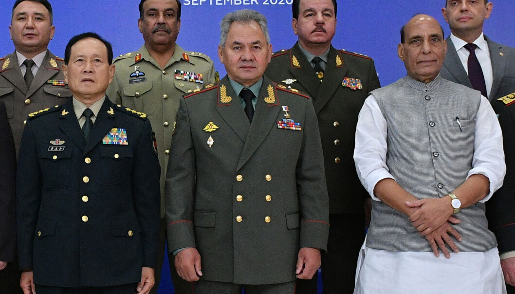 FORSVARSMINISTERMØTE: Kinas Wei Fenghe (t.v.), Russlands Sergeij Sjoijgu (midten) og Indias Rajnath Singh fotografert under møtet i Moskva. Kina og India forsøker å finne en løsning på den spente situasjonen langs deres omstridte grense i den østlige Ladakh-regionen. FORSVARSMINISTERMØTE: Kinas Wei Fenghe (t.v.), Russlands Sergeij Sjoijgu (midten) og Indias Rajnath Singh fotografert under møtet i Moskva. Kina og India forsøker å finne en løsning på den spente situasjonen langs deres omstridte grense i den østlige Ladakh-regionen.
