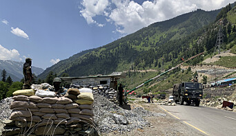 GRENSELAND: Indiske paramilitære holder vakt ved en veisperring i langs hovedveien mellom Srinagar og Ladakh ved Gagangeer 18. juni i år. GRENSELAND: Indiske paramilitære holder vakt ved en veisperring i langs hovedveien mellom Srinagar og Ladakh ved Gagangeer 18. juni i år.