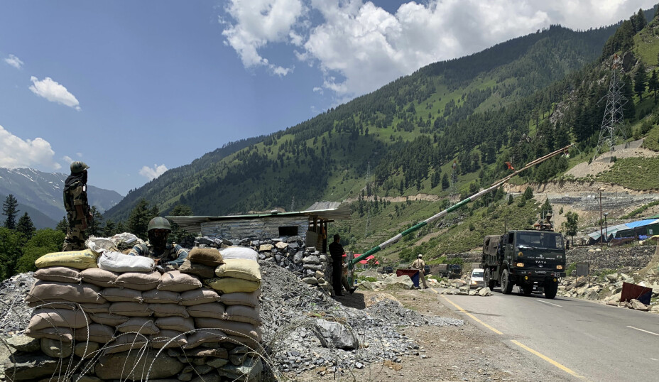 GRENSELAND: Indiske paramilitære holder vakt ved en veisperring i langs hovedveien mellom Srinagar og Ladakh ved Gagangeer 18. juni i år.