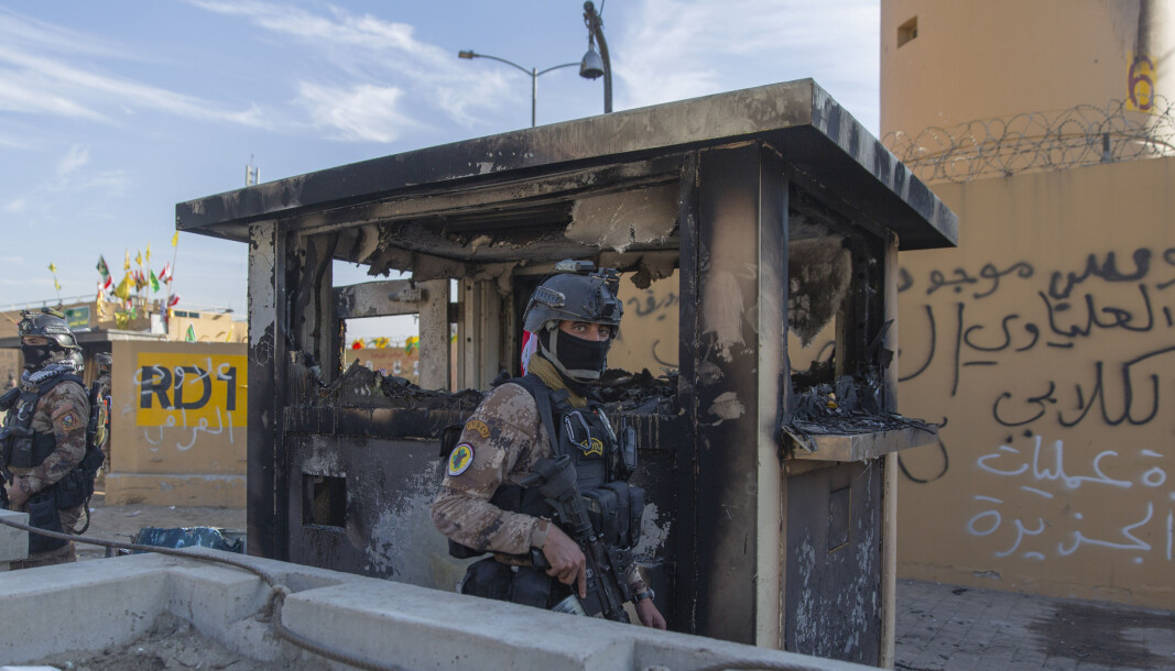 BESKYTTELSE: En irakisk soldat foran den amerikanske ambassaden i Baghdad tidligere i år. BESKYTTELSE: En irakisk soldat foran den amerikanske ambassaden i Baghdad tidligere i år.