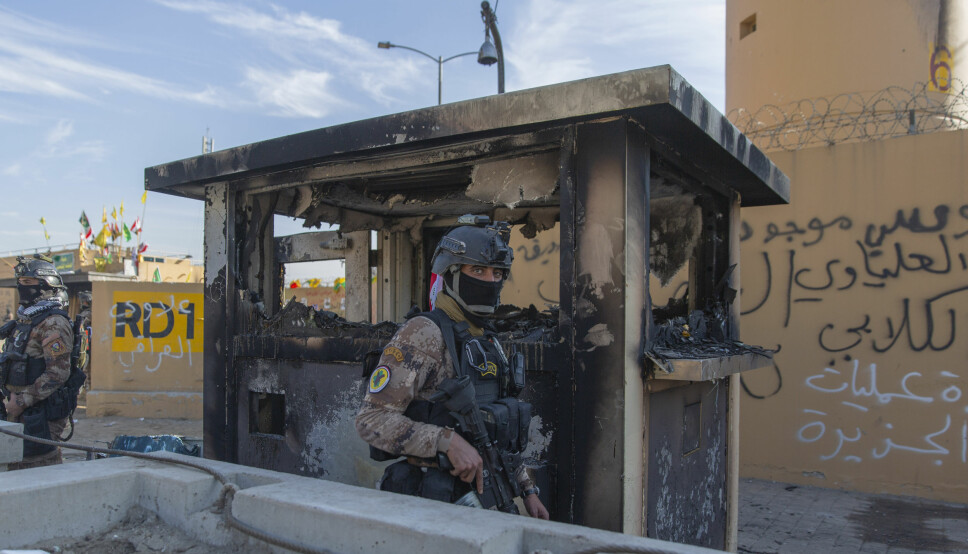 BESKYTTELSE: En irakisk soldat foran den amerikanske ambassaden i Baghdad tidligere i år.