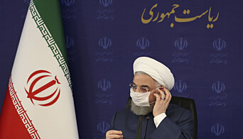 IRAN: President Hassan Rouhani justerer munnbindet. IRAN: President Hassan Rouhani justerer munnbindet.