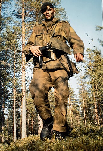 Lars Lervik avbildet på 90-tallet i felt. Om han ikke "tråkket på noen bananskall" underveis, mente sjefene hans at han kom til å nå langt. Lars Lervik avbildet på 90-tallet i felt. Om han ikke "tråkket på noen bananskall" underveis, mente sjefene hans at han kom til å nå langt.
