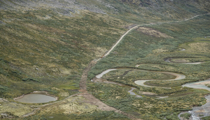 Oppgaven har også vært å fjerne veier som ble laget i skytefeltet. På dette bildet fra 2018 holder en gravemaskin på å fjerne en av veiene. Oppgaven har også vært å fjerne veier som ble laget i skytefeltet. På dette bildet fra 2018 holder en gravemaskin på å fjerne en av veiene.