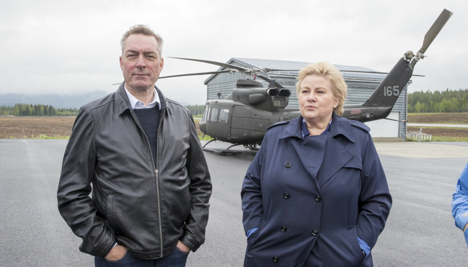 Statsminister Erna Solberg (H) og Forsvarsminister Frank Bakke-Jensen (H) under et besøk til Rena leir i fjor.