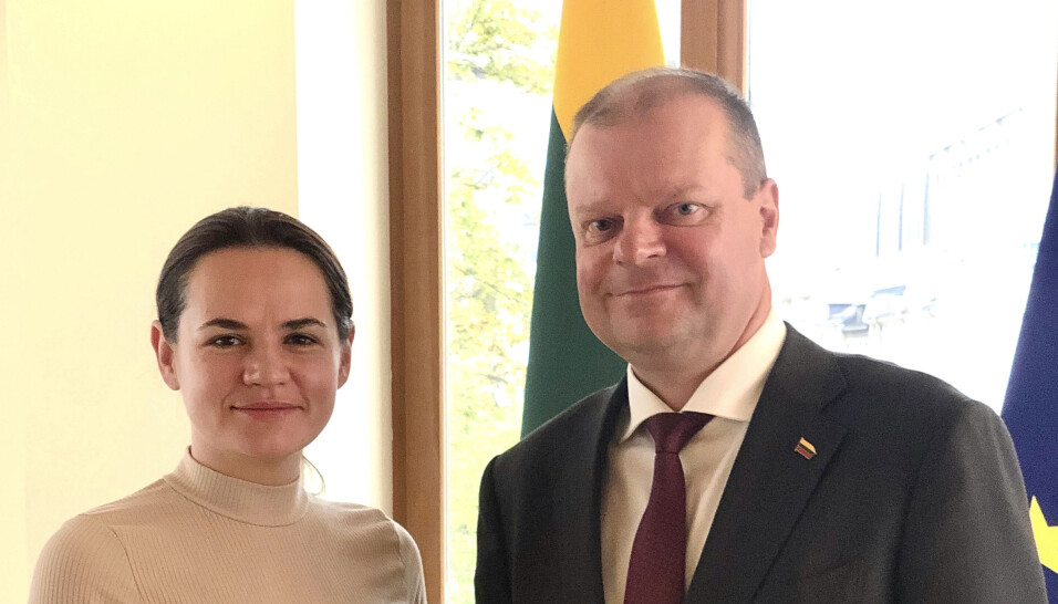 Den hviterussiske opposisjonslederen Svetlana Tikhanovskaja møtte nylig Litauens statsminister Saulius Skvernelis (t.h.). Tirsdag møter Tikhanovskaja etter planen statsminister Erna Solberg (H) i Litauen.