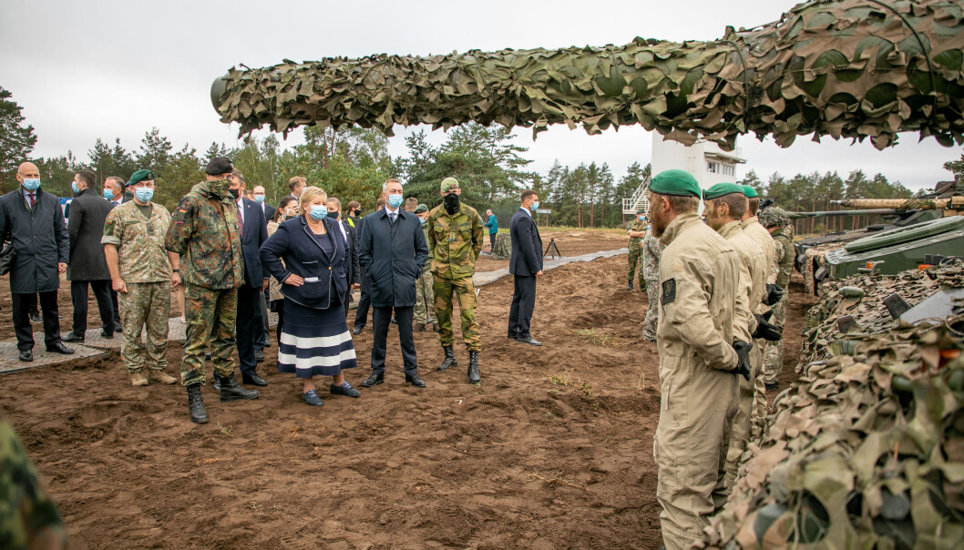 Statsminister Erna Solberg og forsvarsminister Frank Bakke-Jensen på øvingsfeltet i Litauen tirsdag. Statsminister Erna Solberg og forsvarsminister Frank Bakke-Jensen på øvingsfeltet i Litauen tirsdag.