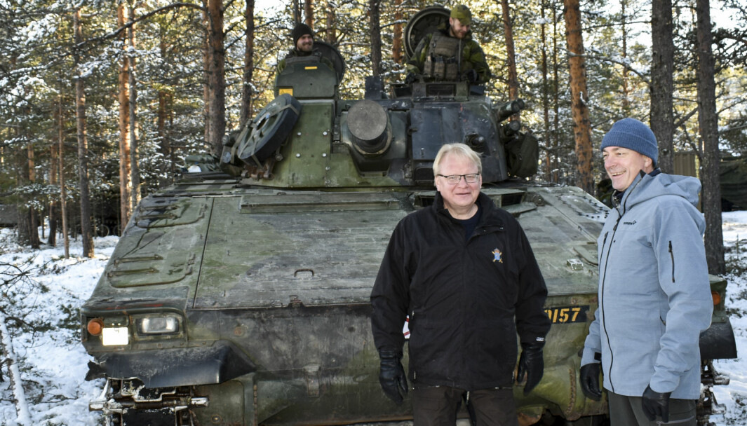 Den svenske forsvarsministeren Peter Hultqvist besøkte svenske soldater under Nato-øvelsen Trident Juncture i Norge i 2018. Her er han avbildet sammen med forsvarsminister Frank Bakke-Jensen. Nå vil Sverige samarbeide tettere militært med Finland.