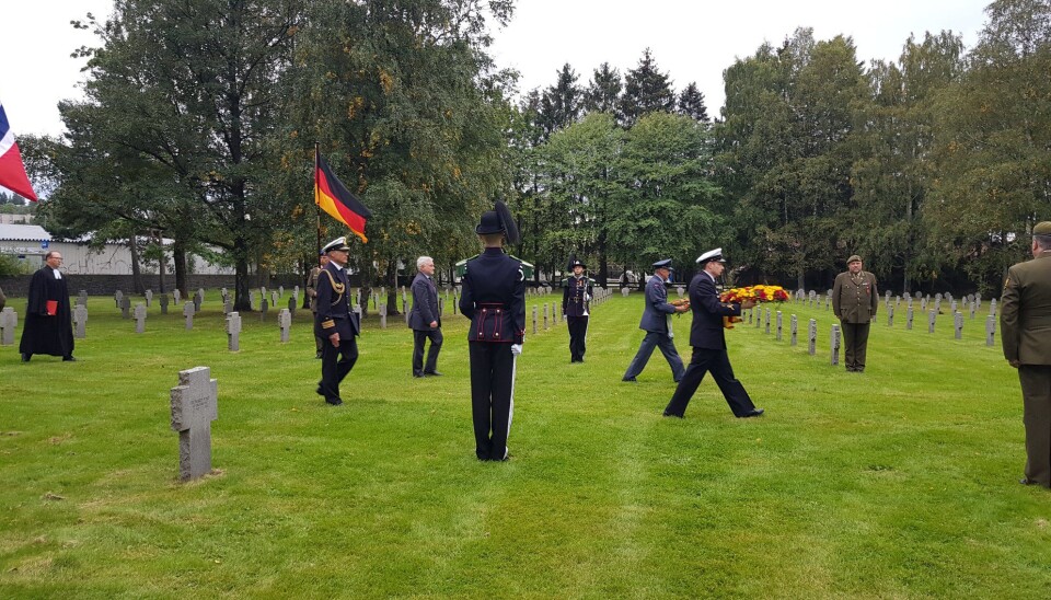 Innmarsj til kransnedleggelsen ved Alfaset krigskirkegård mandag 7. september.