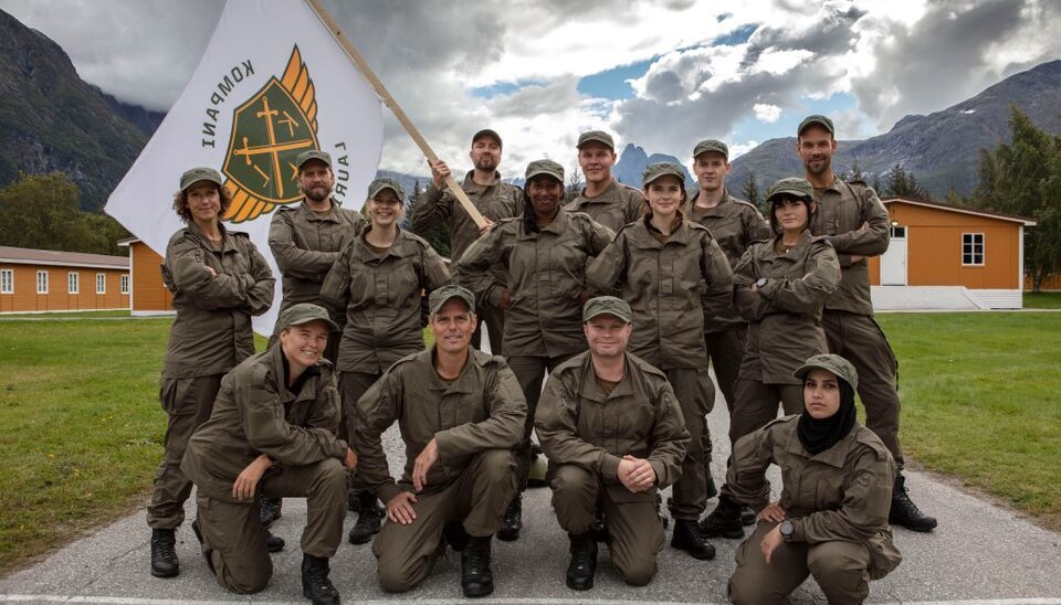 Bak f.v: Margrethe Røed, Jakob Schøyen Andersen, Bernt Hulsker, Vegard Harm, Carl Martin Eggesbø, Morten Hegseth. Midten f.v: Christine Dancke, Siri Nilminie Avlesen-Østli, Linnéa Myhre, Ulrikke Brandstorp. Foran f.v: Vida Lill Berge, Håvard Tjora, Edward Schultheiss og Faten Mahdi Al-Hussaini.