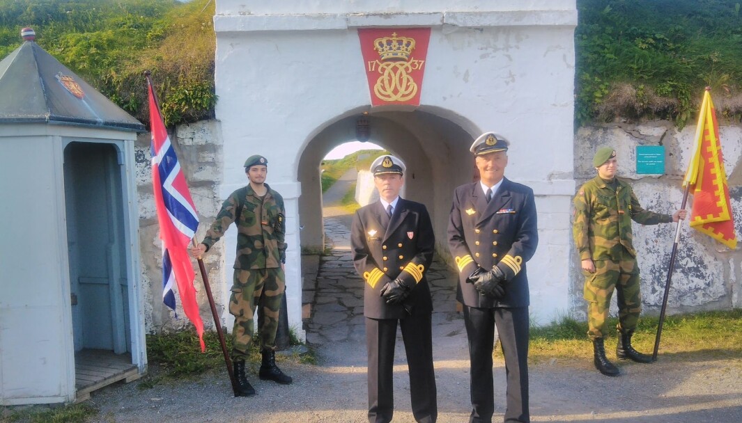 Avtroppende kommandant Odd Inge Haravik (t.v.) og påtroppende kommandant Roger Hoel (t.h.) på Vardøhus festning. Avtroppende kommandant Odd Inge Haravik (t.v.) og påtroppende kommandant Roger Hoel (t.h.) på Vardøhus festning.