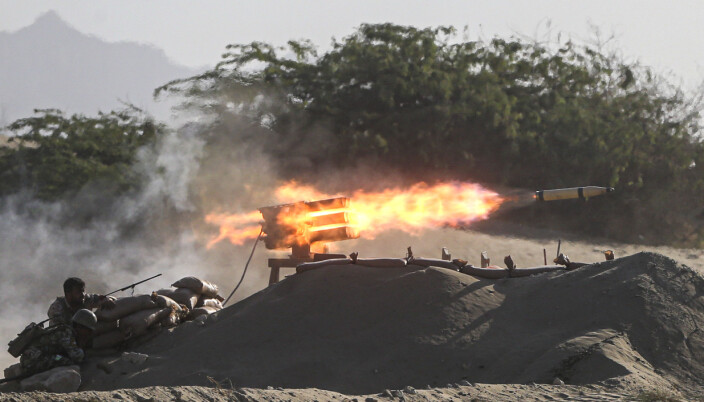 Bakkestyrker avfyrer et missil nær Hormuzstredet i Iran under militærøvelsen torsdag. Bakkestyrker avfyrer et missil nær Hormuzstredet i Iran under militærøvelsen torsdag.