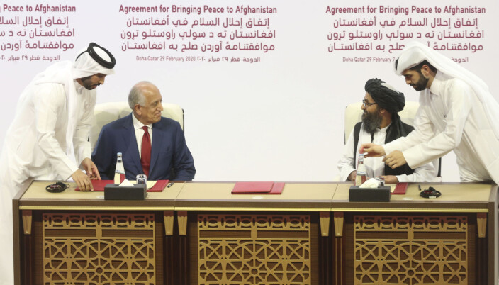 SIGNERER: I dette bildet fra 29. februar 2020, signerer den amerikanske utsendingen Zalmay Khalilzad, (t.v.), og Talibans Mullah Abdul Ghani Baradar en fredsavtale i Doha, Qatar. Det er denne avtalen som skisserte en uttrekning av amerikanske styrker innen 1. mai 2021. SIGNERER: I dette bildet fra 29. februar 2020, signerer den amerikanske utsendingen Zalmay Khalilzad, (t.v.), og Talibans Mullah Abdul Ghani Baradar en fredsavtale i Doha, Qatar. Det er denne avtalen som skisserte en uttrekning av amerikanske styrker innen 1. mai 2021.