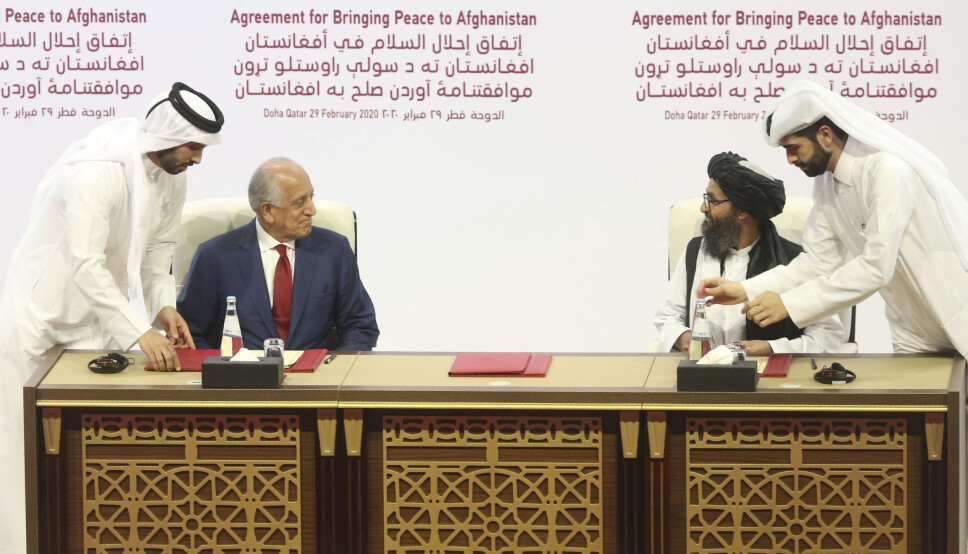 USAs utsendte, Zalmay Khalilzad, til venstre, og Talibans representant, Mullah Abdul Ghani Baradar avbildet sammen i Doha i februar i år. Lørdag møtes partene til nye fredsforhandlinger.
