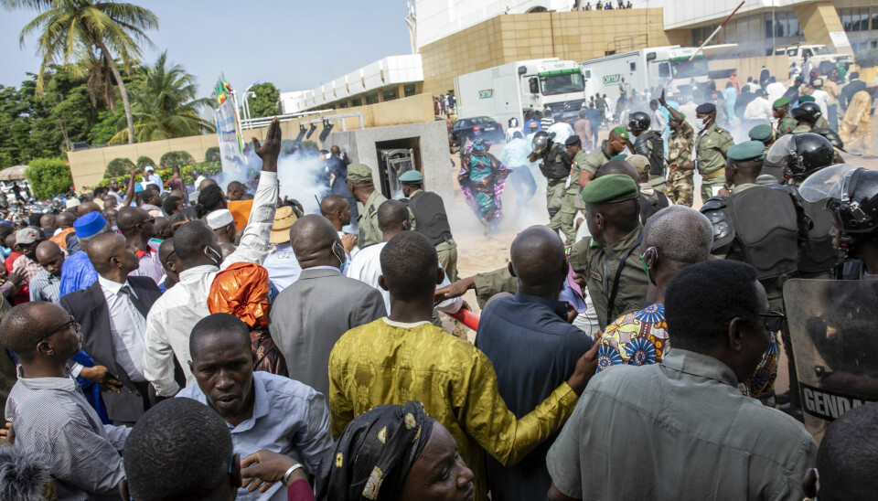 Tåregass utløses i en folkemengde som samlet seg i Bamako i forbindelse med diskusjoner om landets fremtidige politiske organisering etter militærkuppet i august. Bildet er datert 10. september.