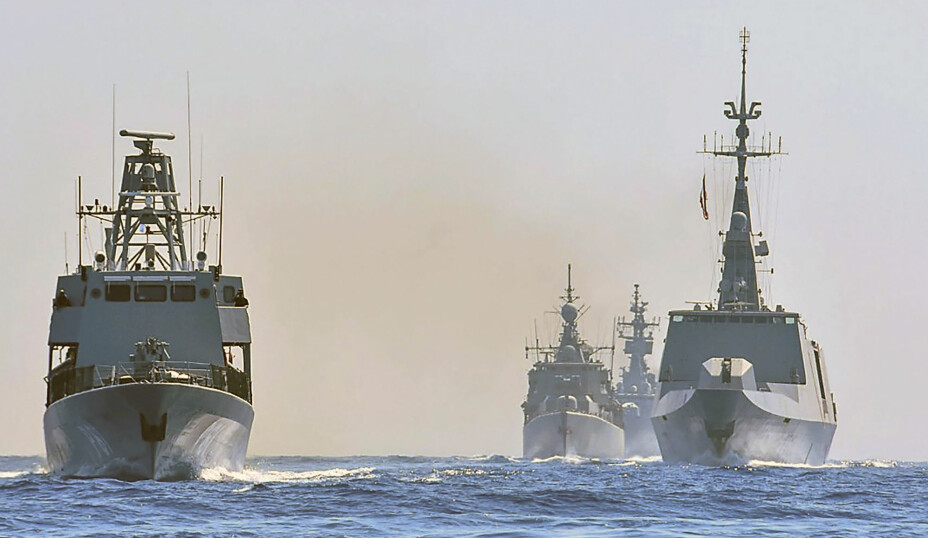 SAMTRENING: Bildet fra det greske forsvarsdepartementet viser krigsskip fra Hellas, Italia, Frankrike og Kypros i en felles øvelse i Middelhavet, sør for Tyrkia i august.
