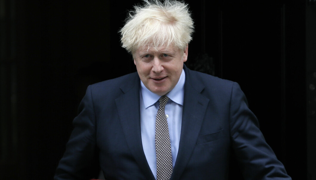 STATSMINISTER: Boris Johnson på vei ut fra Downing Street.